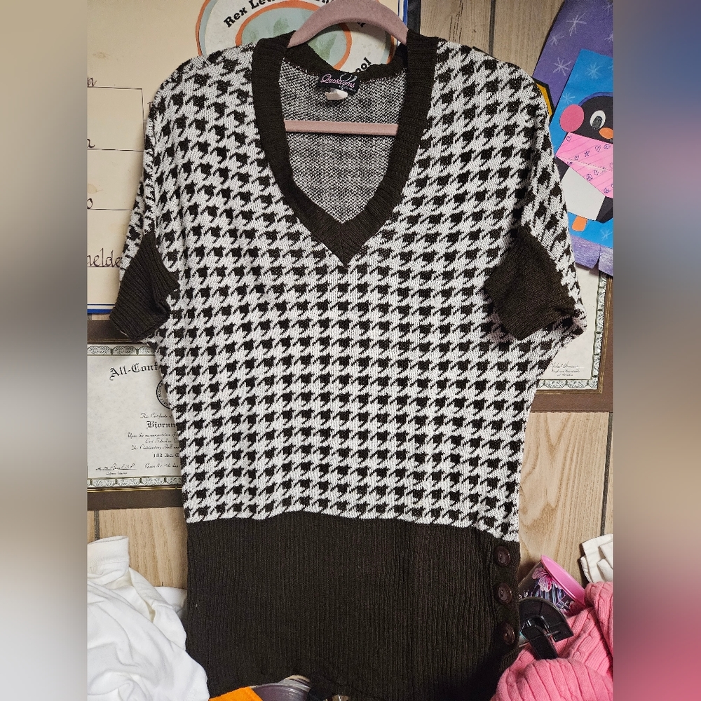 VNeck Short Sleeve Sweater with Cute 4 Button Detail size M